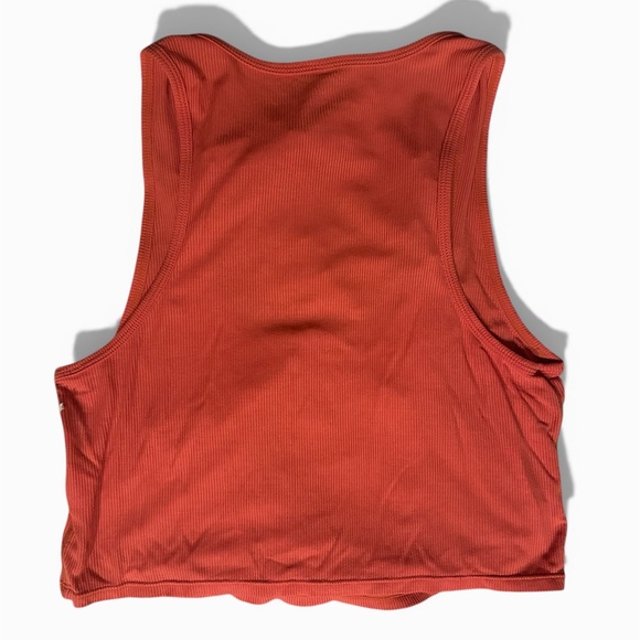 Vuori Cove Crop Tank - Picture 3 of 4